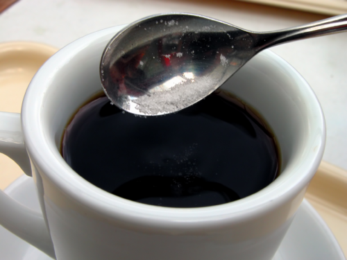 Skrze póry filtračního papíru jsou tukové složky z kávy odfiltrovány