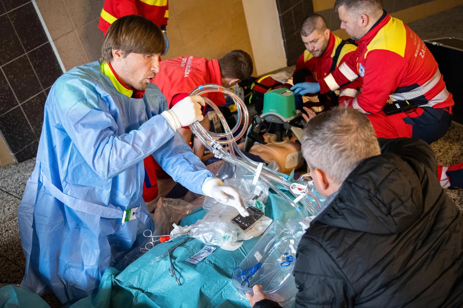 Záchranáři a ECMO tým nacvičují napojení figuríny na mimotělní oběh