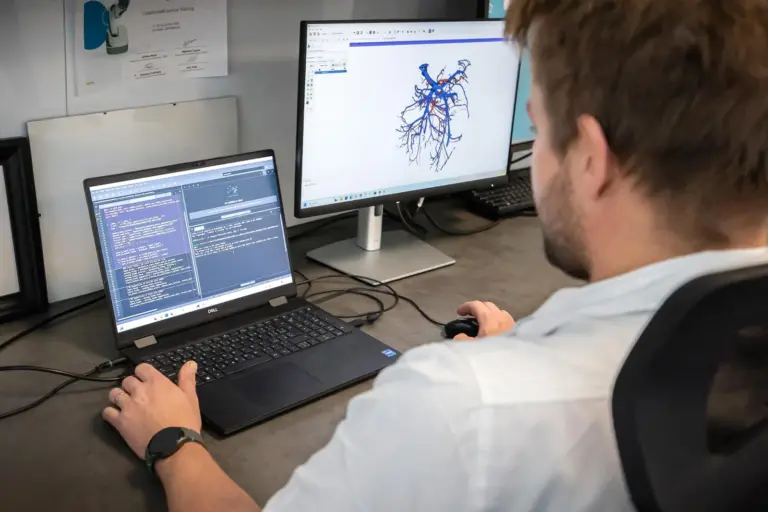 Výzkumník kontroluje počítačový 3D model cév vytvořený z CT snímků