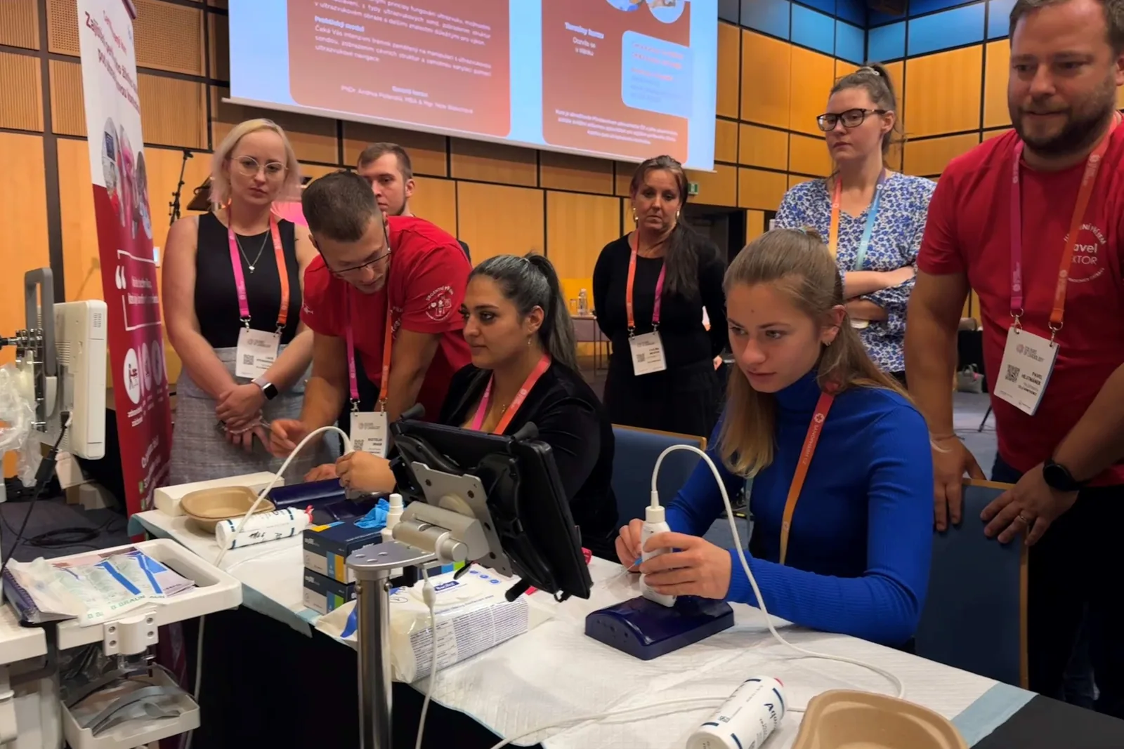 Účastníci kardiologické konference při praktickém workshopu
