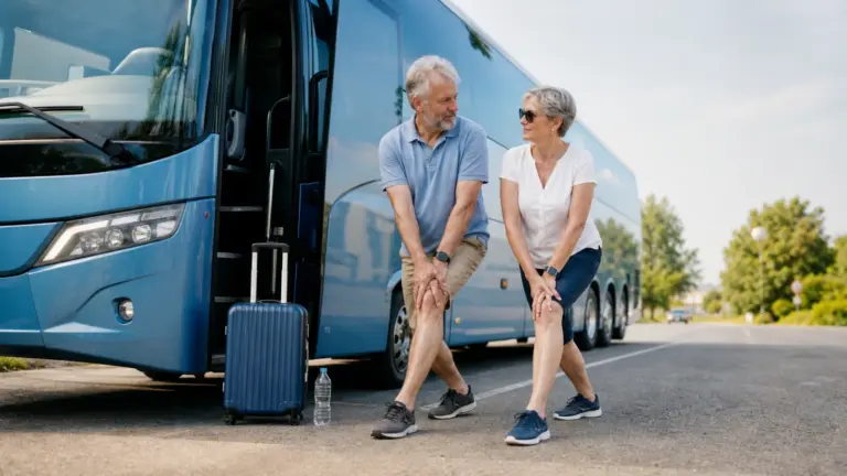 Pár si během přestávky dlouhé cesty protahuje nohy u autobusu