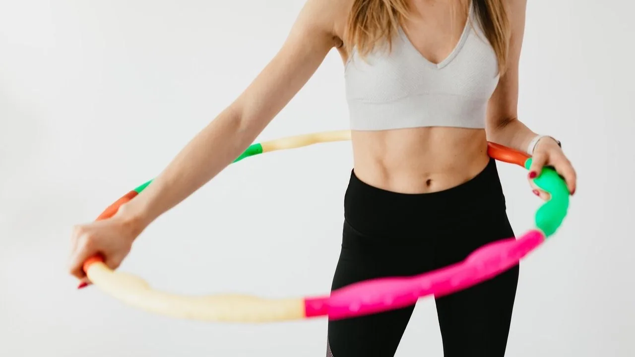 Cvičení s barevnou obručí hula hoop