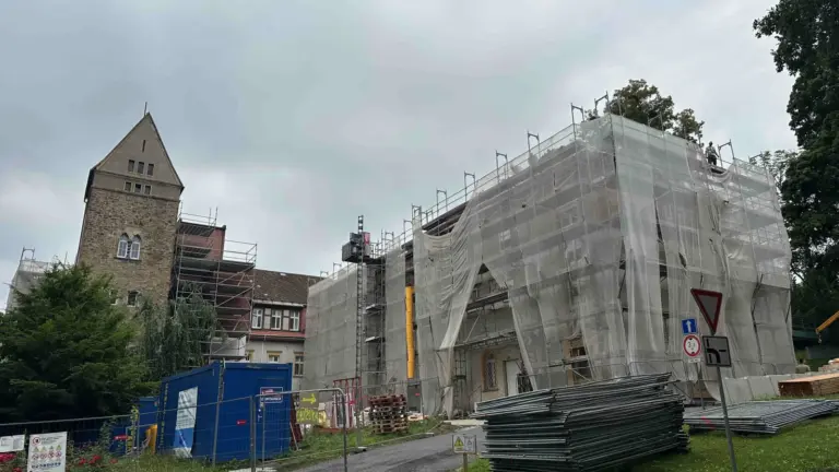 Rekonstruovaná budova Rehabilitačního ústavu v Chuchelné obklopená lešením
