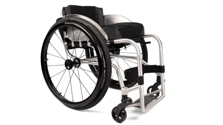 Mechanický vozík Ultina zepředu s viditelným rámem a sedem